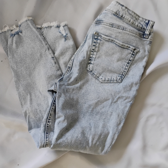 No Boundaries Light Blue Cropped Jeans - Picture 2 of 3